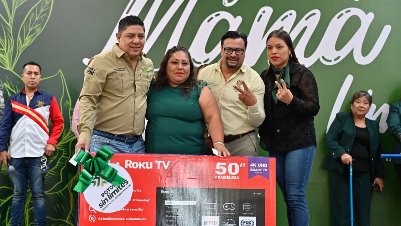 El gobernador Ricardo Gallardo se tomó selfies y escuchó las peticiones de las madres.