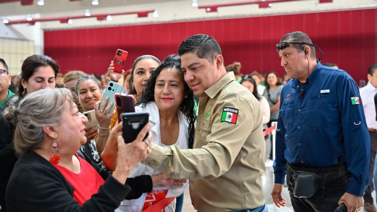 El gobernador Ricardo Gallardo se tomó selfies y escuchó las peticiones de las madres.