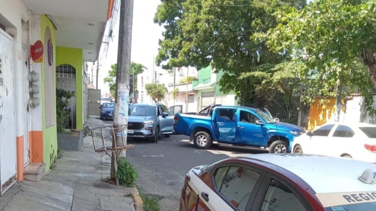 Asesinan a tiros a 2 agentes de la FGR en enfrentamiento en Boca del Río.