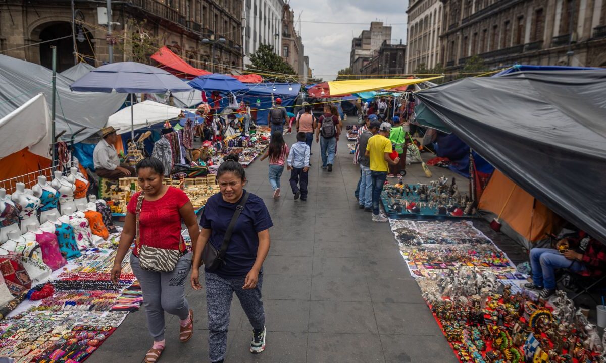 La inconformidad entre visitantes incrementa ante la dificultad para transitar por diversas calles y el mal olor; comerciantes informales aprovecharon para instalar sus puestos ambulantes.