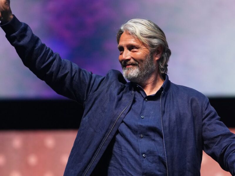"Mi vida la vivo en el presente", aseguró Mads Mikkelsen en la CCXPMX25
