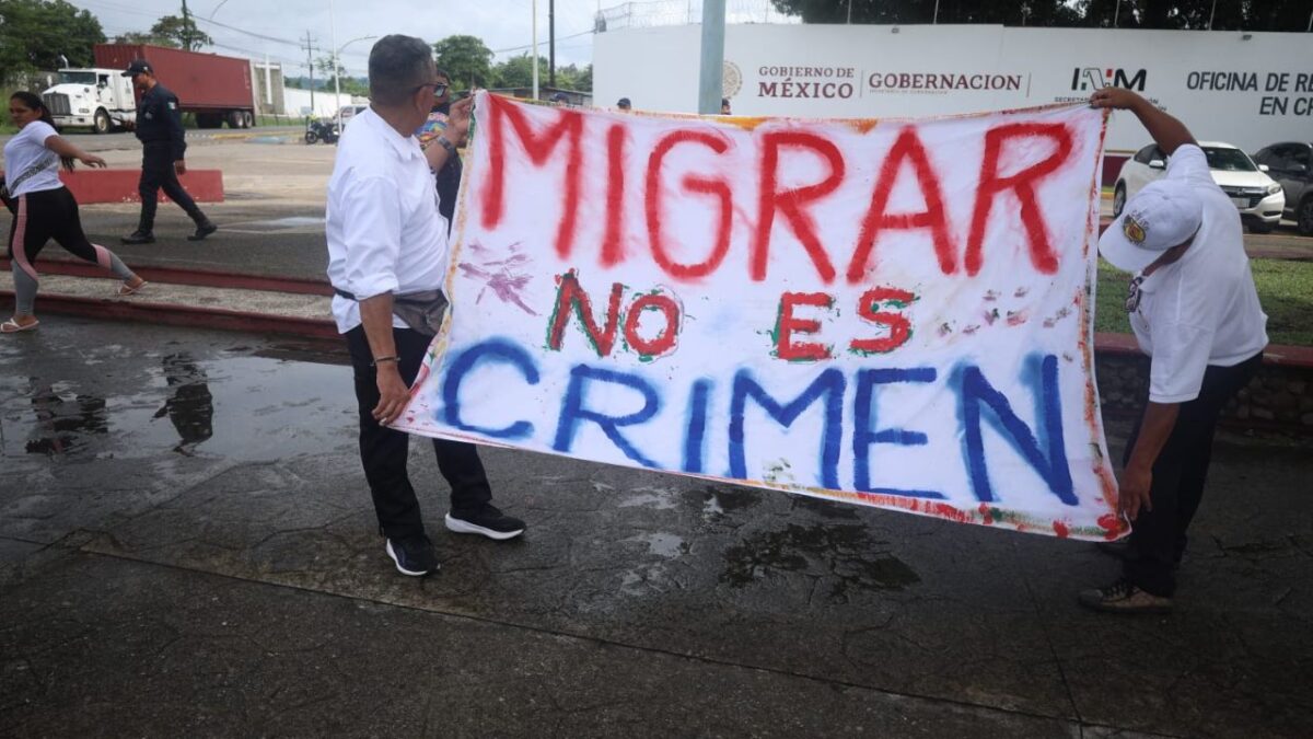 El activista Luis Villagrán protestó en contra del trato que se le da a los extranjeros en tránsito.