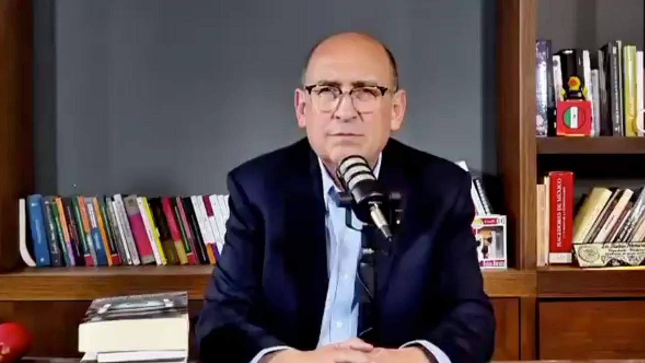 El coordinador de los diputados del PRI, Rubén Moreira, presentó una denuncia ante el INE contra Morena por distribución de acordeones.