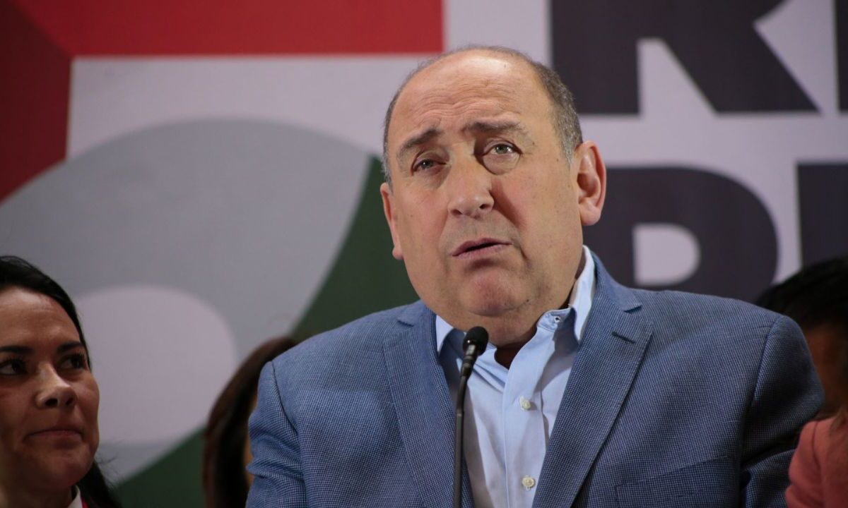 El coordinador de los diputados del PRI, Rubén Moreira, presentó una denuncia ante el INE contra Morena por distribución de acordeones.