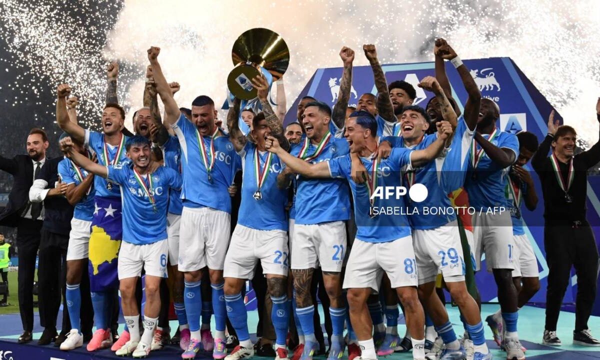 El Napoli ganó la Serie A italiana por cuarta vez en su historia al vencer al Cagliari.