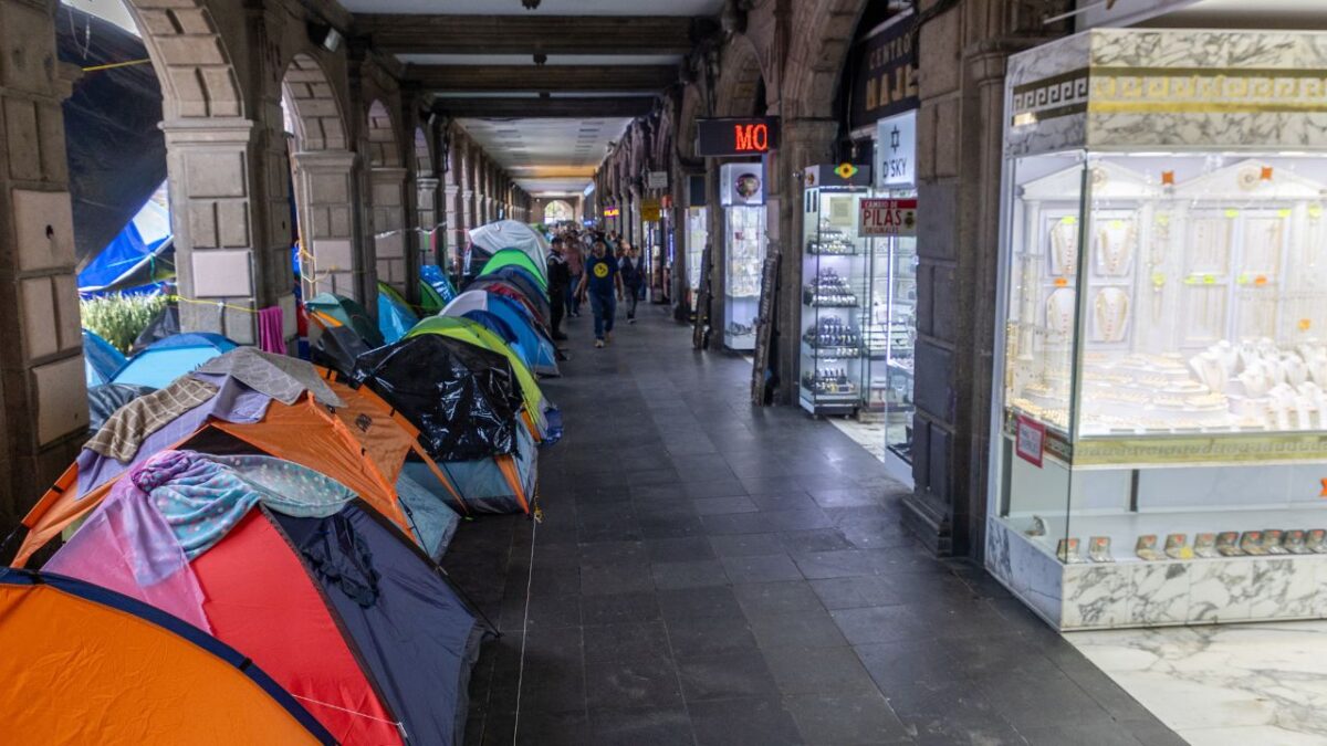 Un sin número de casas de campaña se instalaron en el Centro Histórico, dificultando el tránsito de visitantes y el flujo de clientes en diversos establecimientos; algunos optaron por cerrar sus puertas.