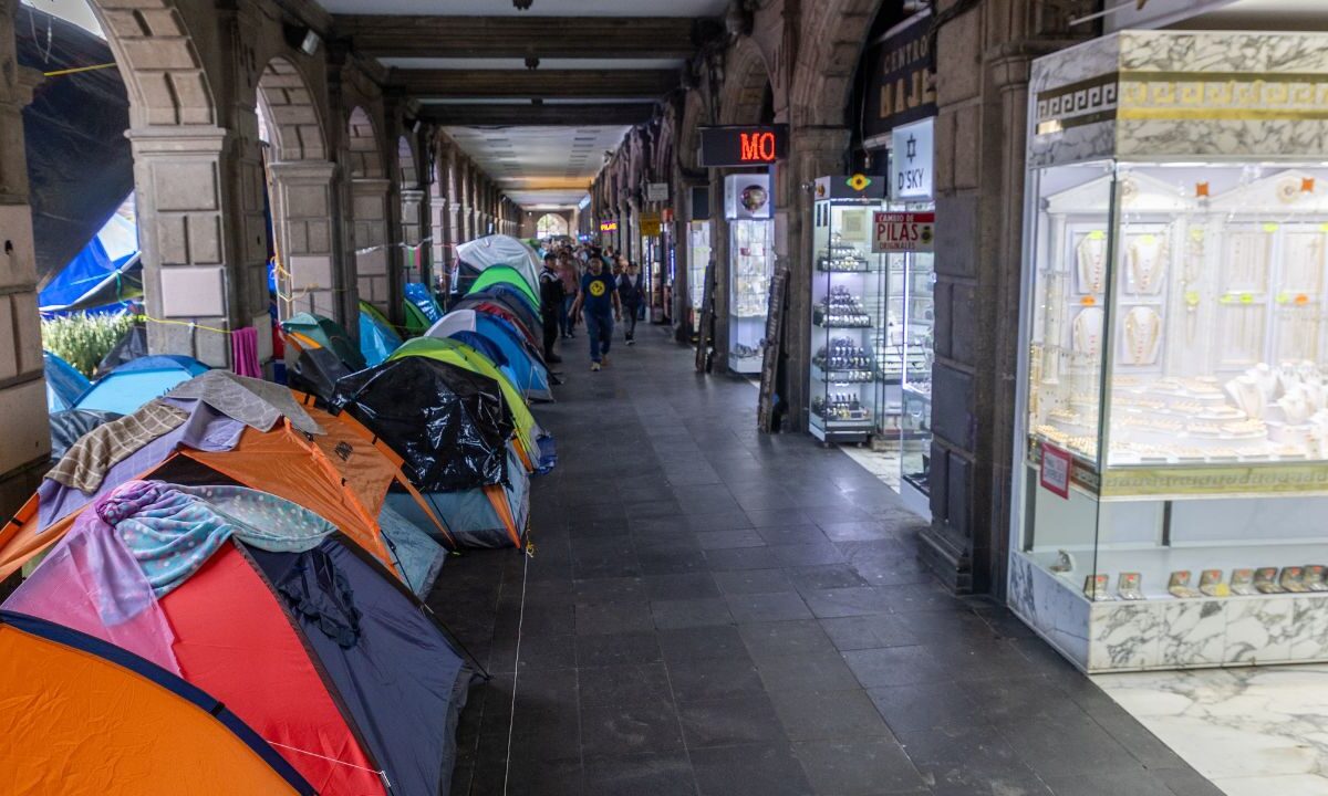 Un sin número de casas de campaña se instalaron en el Centro Histórico, dificultando el tránsito de visitantes y el flujo de clientes en diversos establecimientos; algunos optaron por cerrar sus puertas.