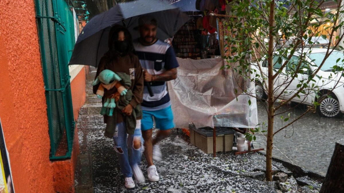 Autoridades de Protección Civil de la CDMX activaron las alertas naranja y amarilla por lluvia y caída de granizo en varias alcaldías.