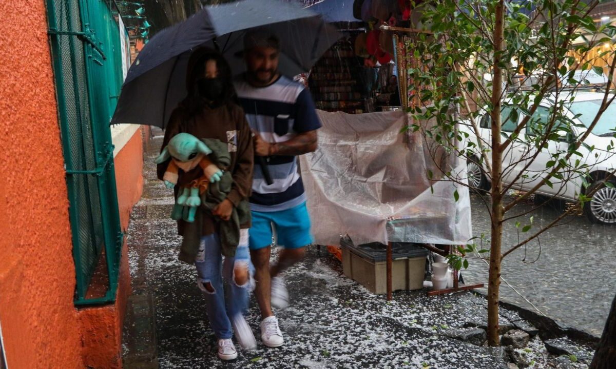 Autoridades de Protección Civil de la CDMX activaron las alertas naranja y amarilla por lluvia y caída de granizo en varias alcaldías.
