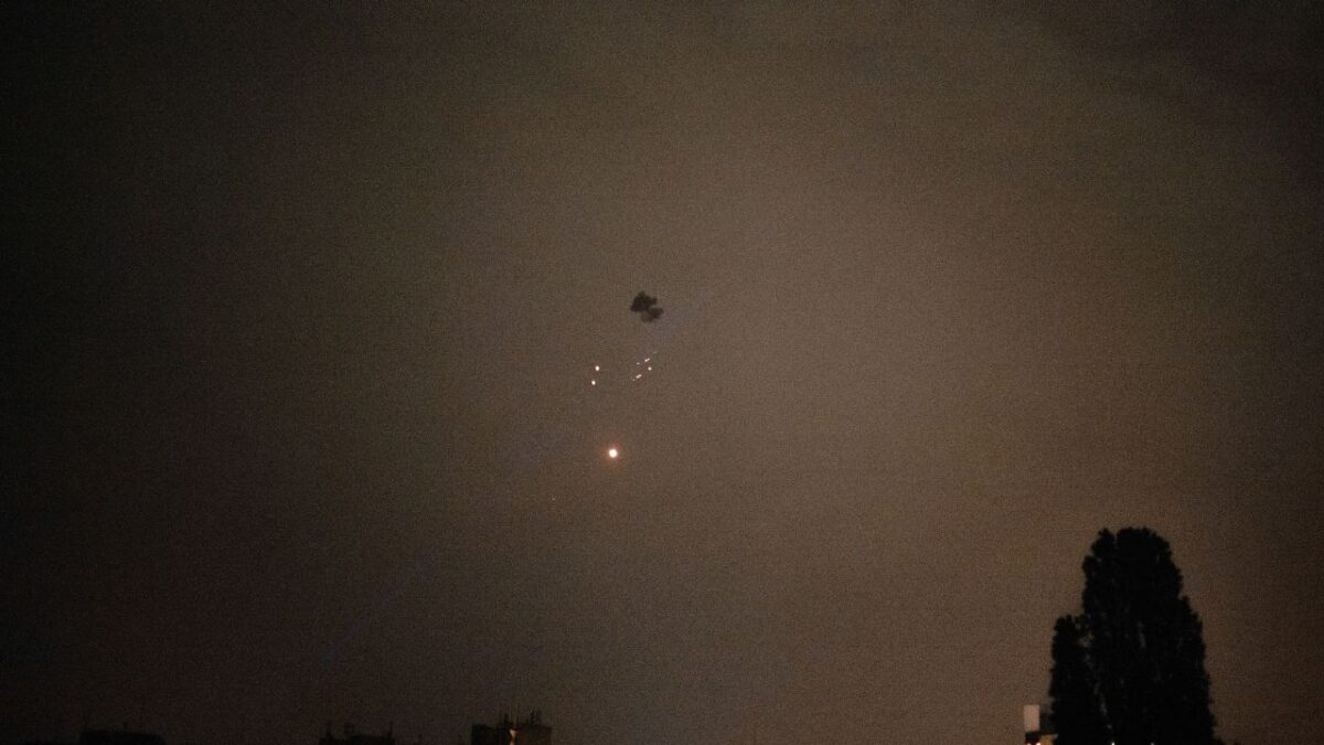 Ucrania sufrió nuevos ataques aéreos este domingo, que dejaron al menos 12 muertos, mientras que en Moscú drones ucranianos provocaron el cierre temporal de aeropuertos, horas antes de que se completara un importante intercambio de prisioneros entre ambos países.