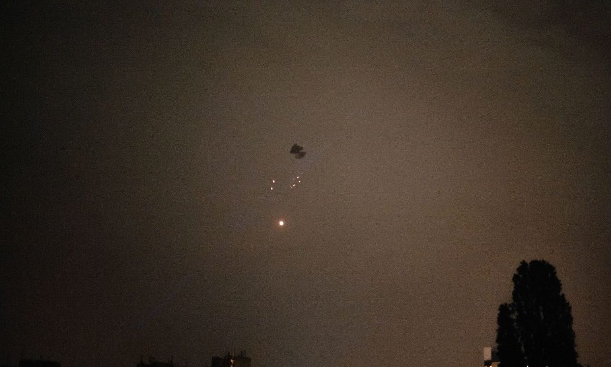 Ucrania sufrió nuevos ataques aéreos este domingo, que dejaron al menos 12 muertos, mientras que en Moscú drones ucranianos provocaron el cierre temporal de aeropuertos, horas antes de que se completara un importante intercambio de prisioneros entre ambos países.