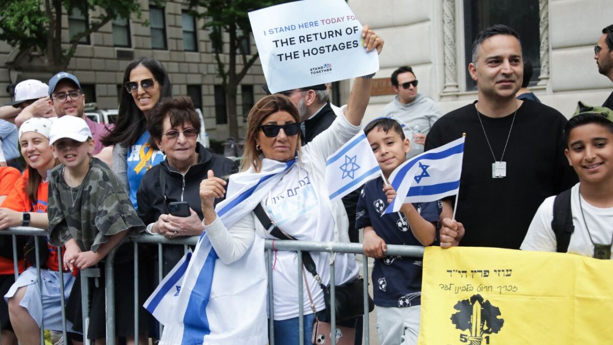 En Tel Aviv, simpatizantes exigen al gobierno la liberación de los rehenes.