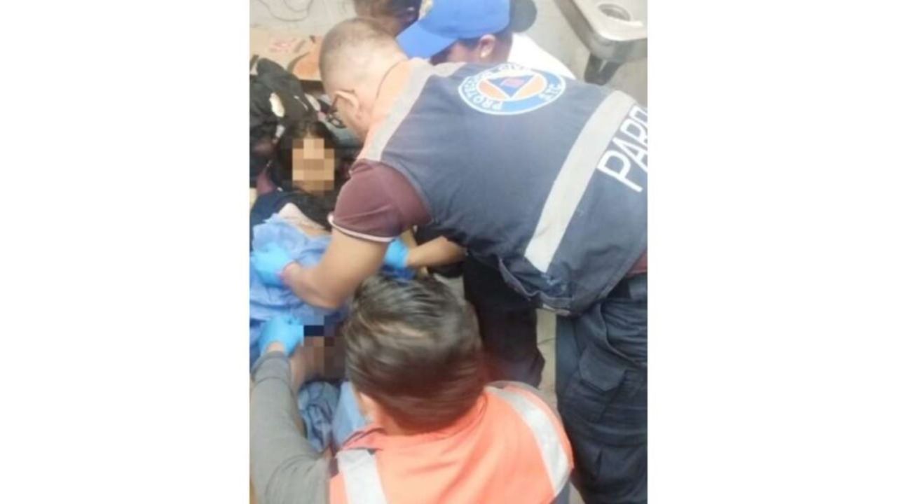 Una menor de 17 años dio a luz en calles de la colonia Magdalena Mixhuca en CDMX, elementos de la SSC auxiliaron a la joven y a su bebé.