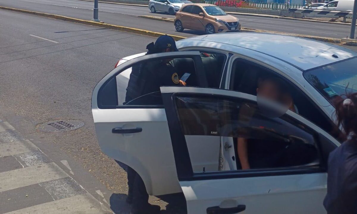 Una menor de 17 años dio a luz en calles de la colonia Magdalena Mixhuca en CDMX, elementos de la SSC auxiliaron a la joven y a su bebé.