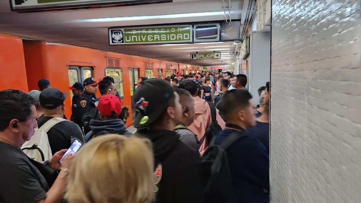 Caos en el metro, los tiempos de espera reportados por usuarios llegan hasta 15 min
