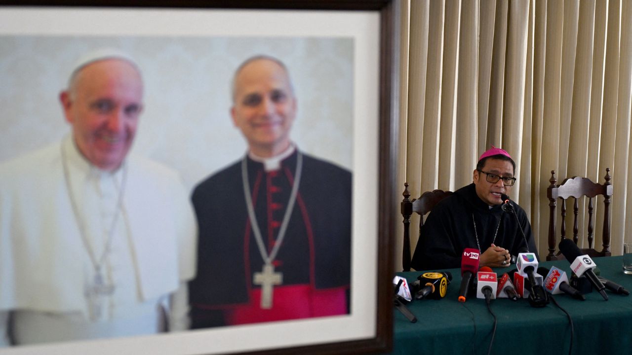 Fotografía del Papa Francisco al lado de Robert Francis Prevost, ahora Papa León XIV.