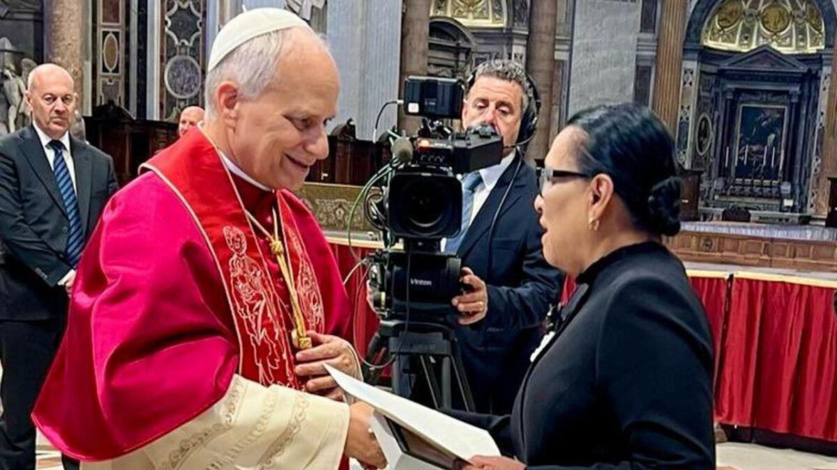 El Papa León XIV envió a México y a Claudia Sheinbaum, “bendiciones” a través de la secretaria de Gobernación, Rosa Icela Rodríguez.