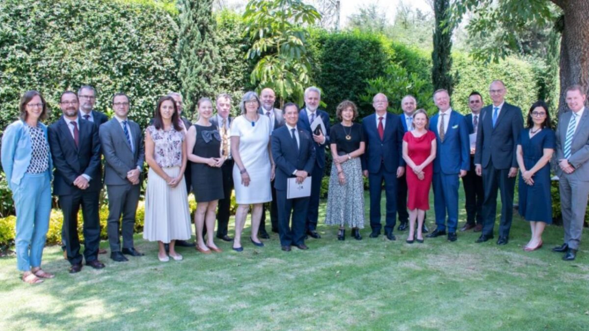Este lunes, la secretaria de Ciencia, Humanidades, Tecnología e Innovación (Secihti), Rosaura Ruiz Gutiérrez, se reunió con embajadoras y embajadores de la Unión Europea (UE), para dialogar sobre la política científica, humanística, tecnológica y de innovación a fin de fortalecer la cooperación entre México y las naciones de la comunidad política.