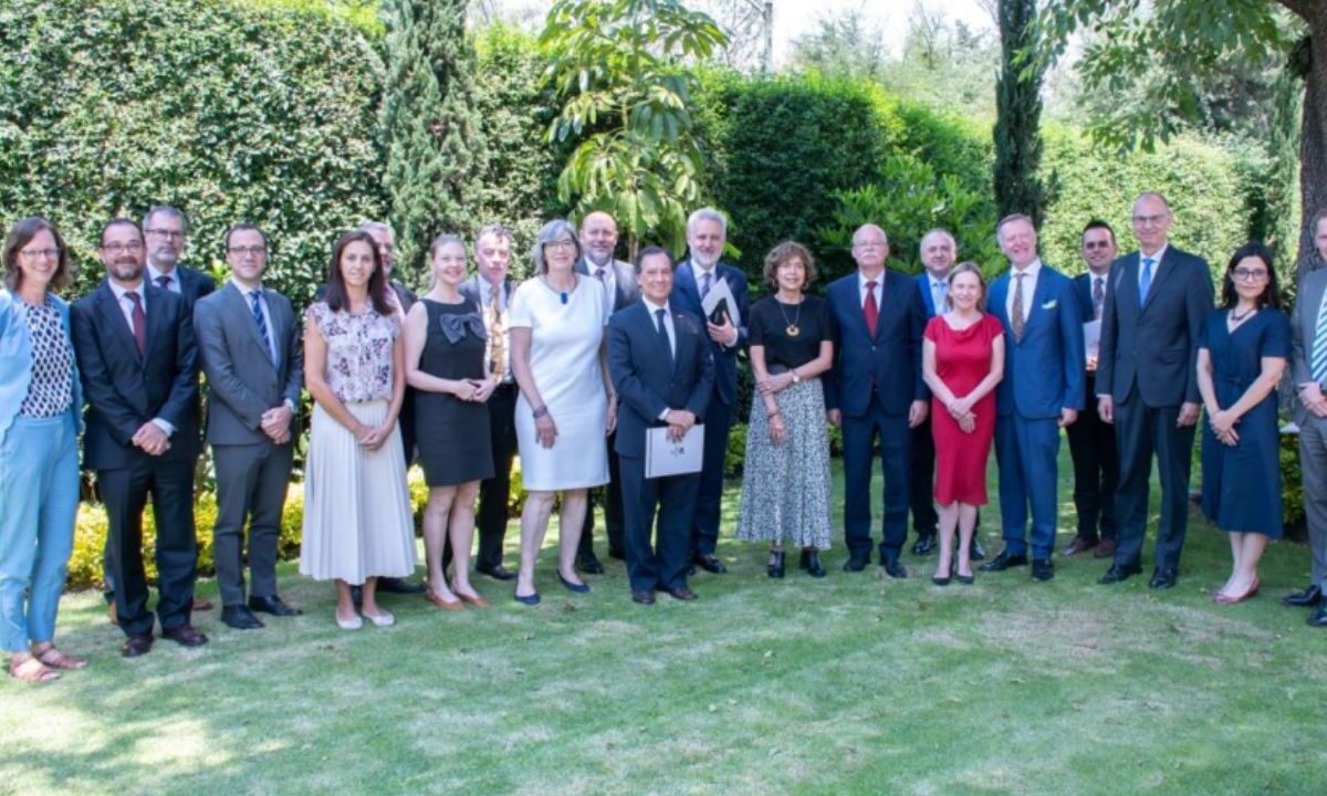 Este lunes, la secretaria de Ciencia, Humanidades, Tecnología e Innovación (Secihti), Rosaura Ruiz Gutiérrez, se reunió con embajadoras y embajadores de la Unión Europea (UE), para dialogar sobre la política científica, humanística, tecnológica y de innovación a fin de fortalecer la cooperación entre México y las naciones de la comunidad política.