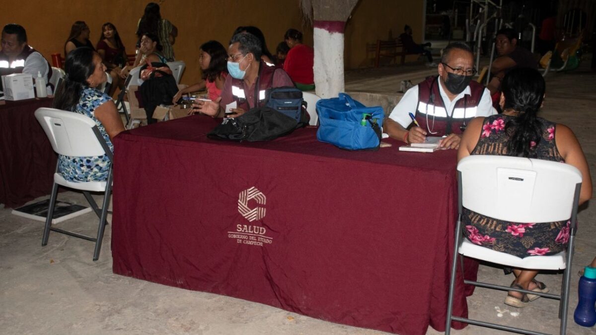 Familias de la comunidad de Tikinmul recorrieron los módulos de atención para prevenir enfermedades.
