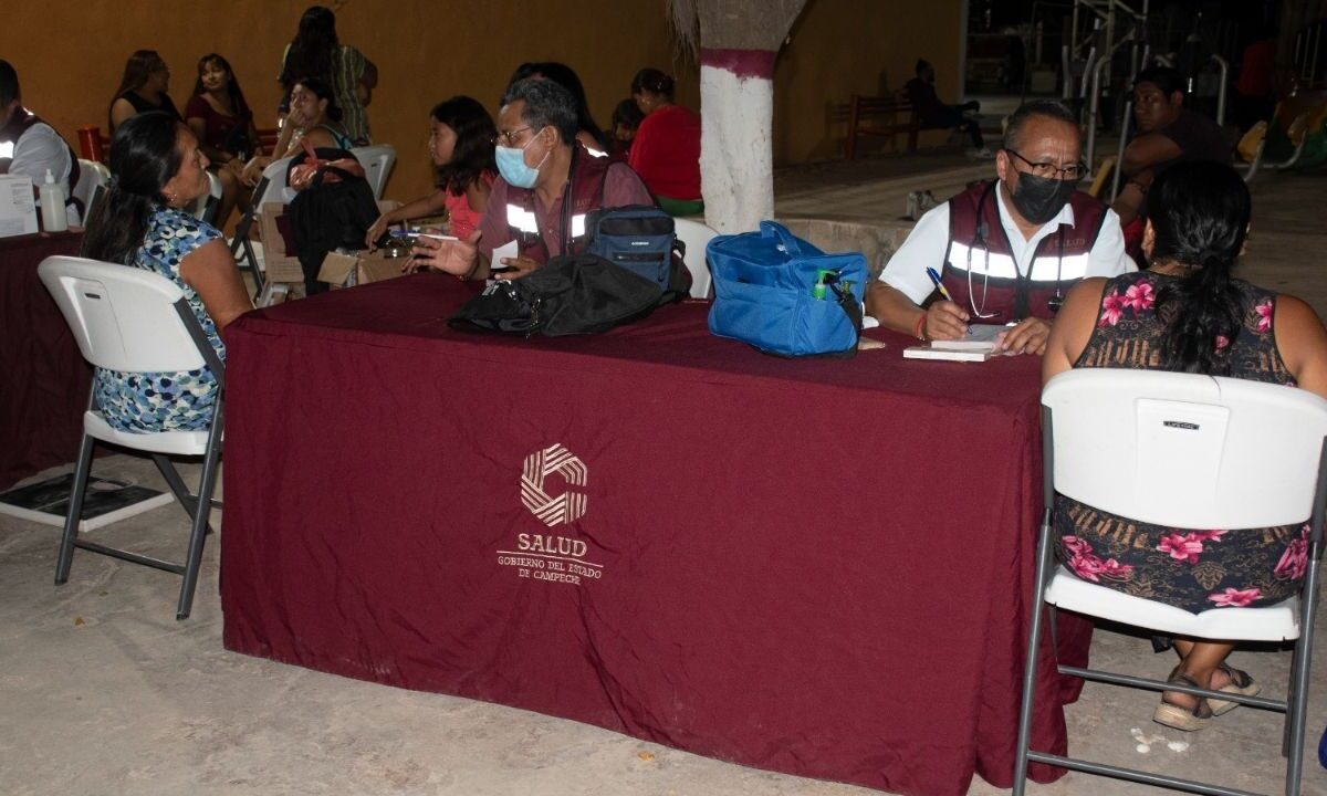 Familias de la comunidad de Tikinmul recorrieron los módulos de atención para prevenir enfermedades.