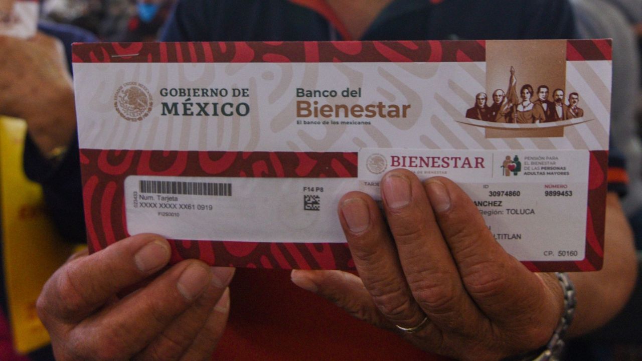 Si ya eres pensionado del IMSS o del ISSSTE, descubre si también puedes ser beneficiario de la Pensión Bienestar para adultos mayores.