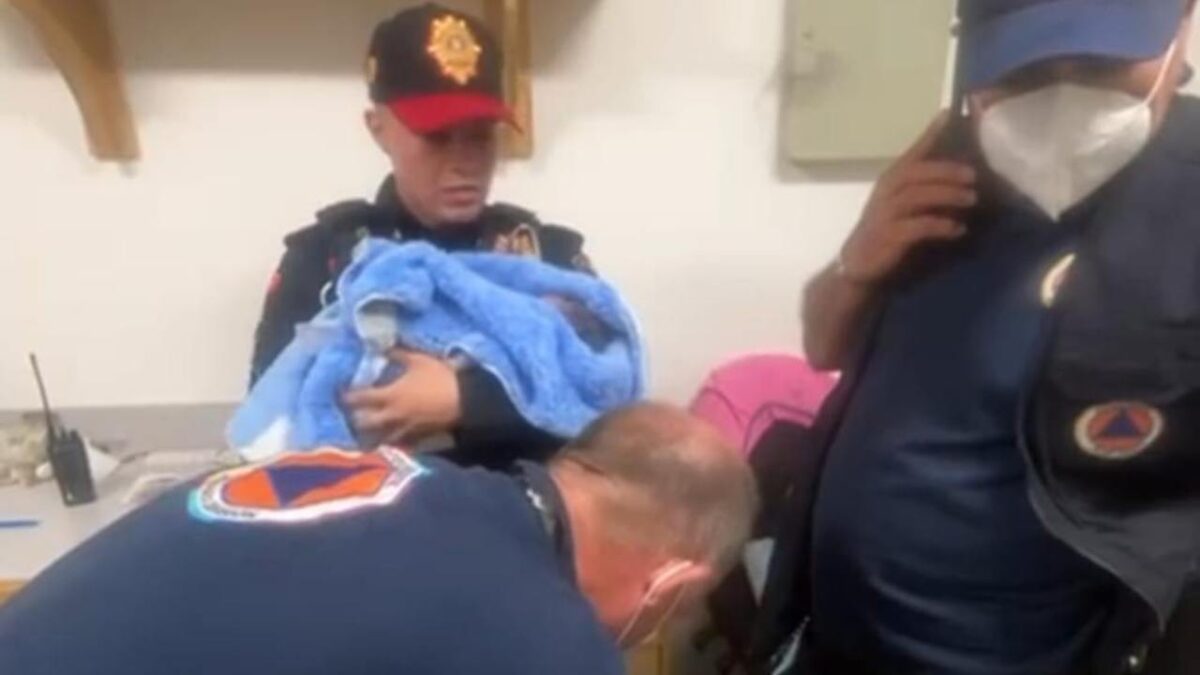 Policías capitalinos rescataron a un bebé abandonado en un baño público en la alcaldía Álvaro Obregón