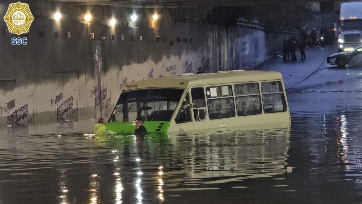 Quedaron como héroes, policias que salvaron a chofer por inundación en Churubusco