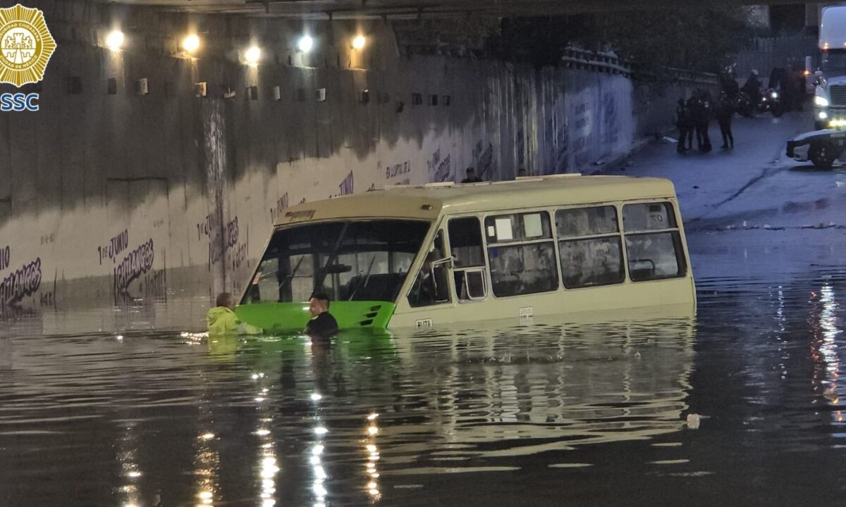Quedaron como héroes, policias que salvaron a chofer por inundación en Churubusco
