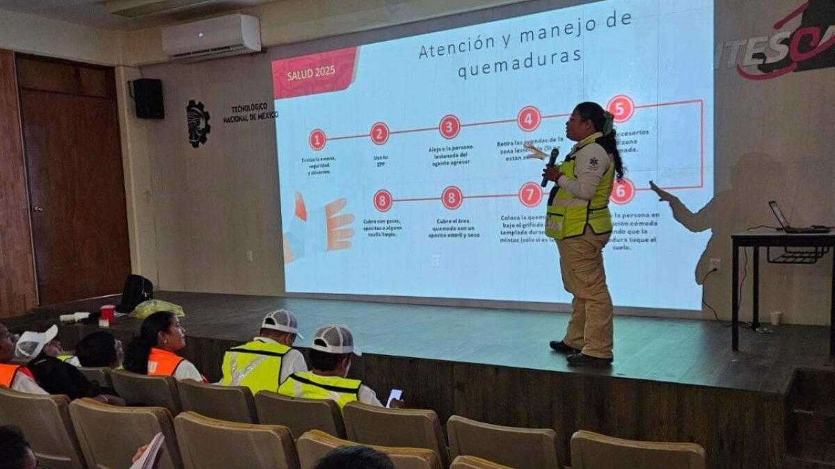 Con la finalidad de fortalecer la prevención de padecimientos en planteles escolares, el Centro Estatal de Emergencias en Salud (CEMER), llevó a cabo una plática sobre la enfermedad de mano, pie y boca, a directores de diferentes escuelas de Campeche, destacando como principales medidas el lavado de manos frecuente con agua y jabón, no automedicarse, así como acudir a la unidad de salud para su valoración y notificación.