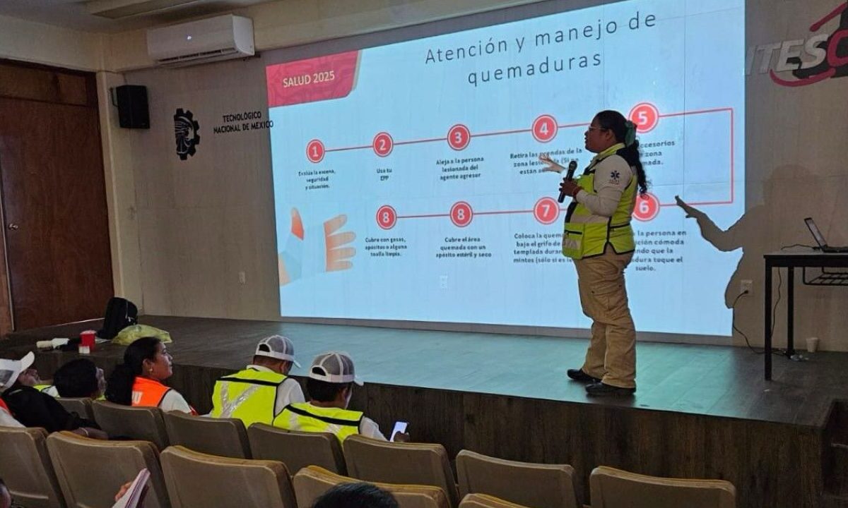 Con la finalidad de fortalecer la prevención de padecimientos en planteles escolares, el Centro Estatal de Emergencias en Salud (CEMER), llevó a cabo una plática sobre la enfermedad de mano, pie y boca, a directores de diferentes escuelas de Campeche, destacando como principales medidas el lavado de manos frecuente con agua y jabón, no automedicarse, así como acudir a la unidad de salud para su valoración y notificación.