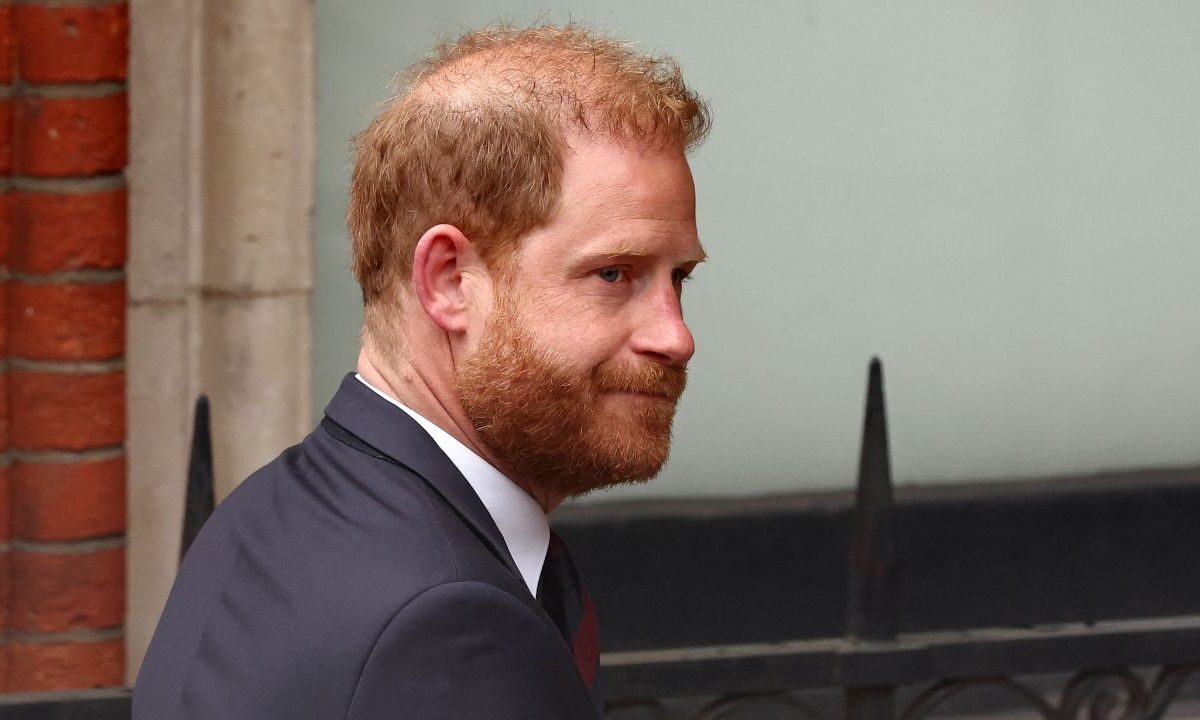 El príncipe Harry, distanciado de la familia real, declaró este viernes que desea reconciliarse con ellos, y afirmó que está "devastado" tras perder un recurso judicial sobre su protección policial y que, según él, le impide regresar al Reino Unido con su esposa y sus hijos.