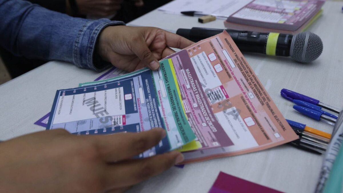 La presidenta del IECM, Patricia Avendaño, invitó a la comunidad universitaria a informarse y salir a las urnas el próximo 1 de junio.