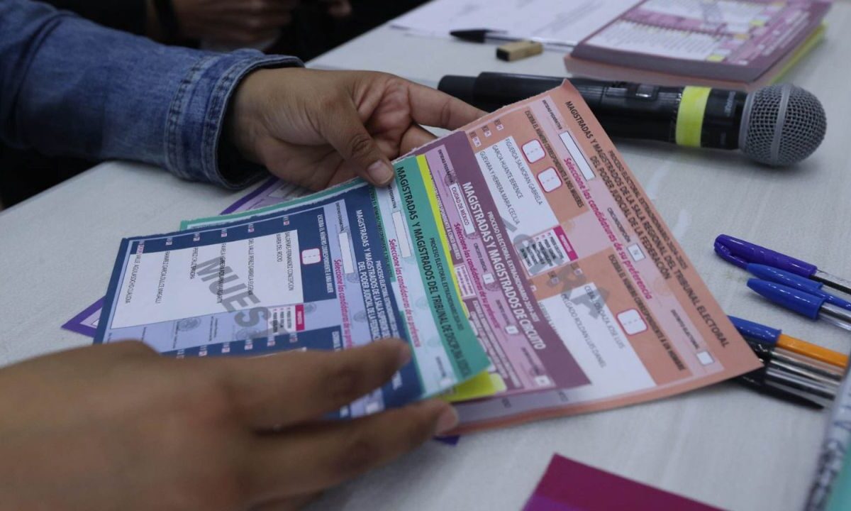 La presidenta del IECM, Patricia Avendaño, invitó a la comunidad universitaria a informarse y salir a las urnas el próximo 1 de junio.