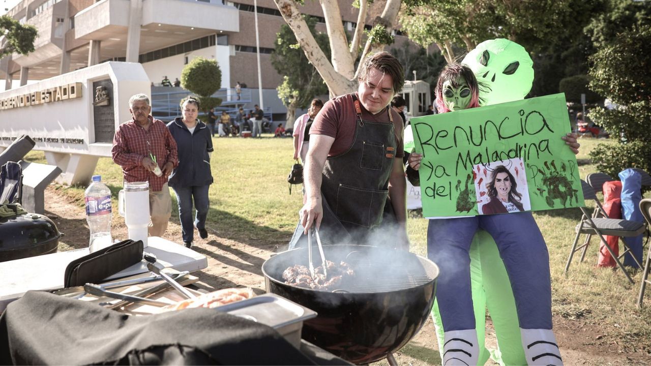Tras una convocatoria en redes sociales miles de personas protestaron en Mexicali en contra de Marina del Pilar en Carnita Asada Masiva.