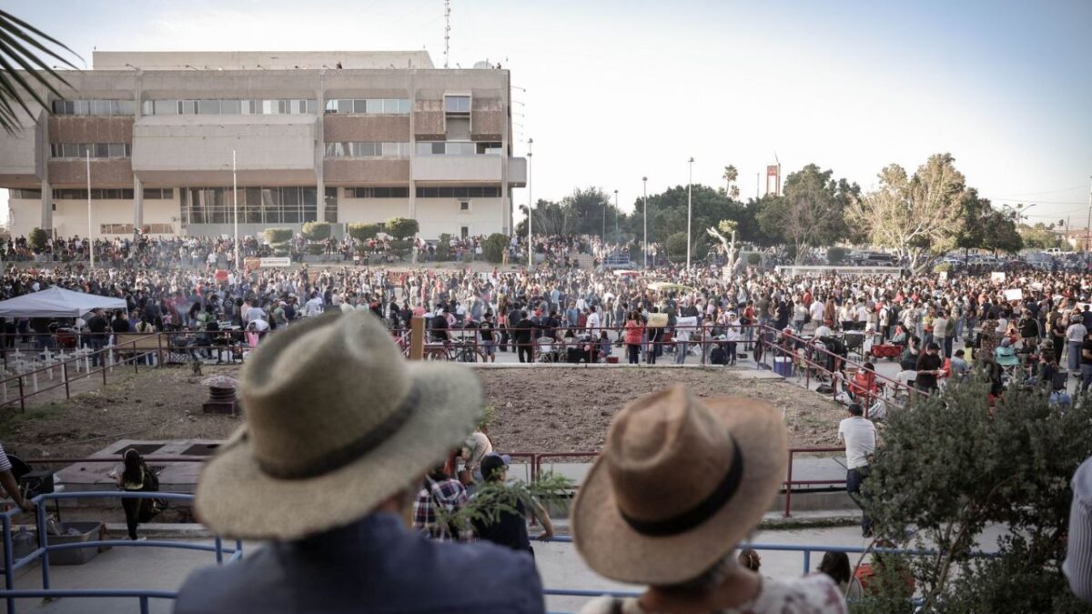 Tras una convocatoria en redes sociales miles de personas protestaron en Mexicali en contra de Marina del Pilar en Carnita Asada Masiva.