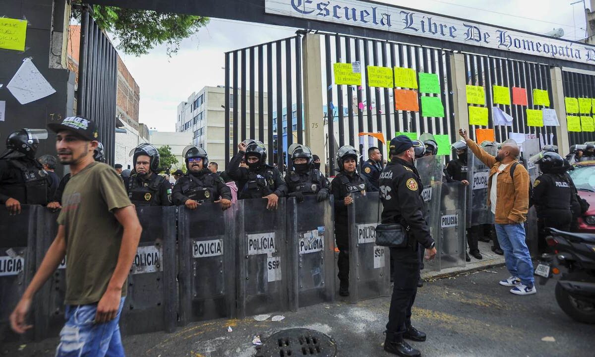 Protestan vecinos contra albergue migrante de Peralvillo, de la alcaldía Cuauhtémoc.