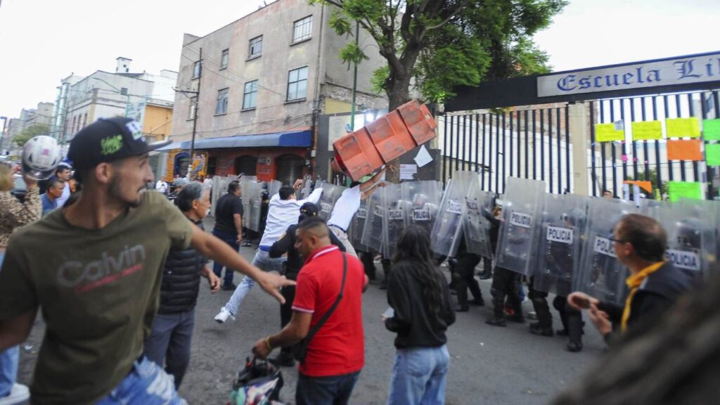 Vecinos de la zona de Tepito se manifestaron en las inmediaciones del inmueble destinado a ser el tercer albergue del Gobierno de la CDMX.