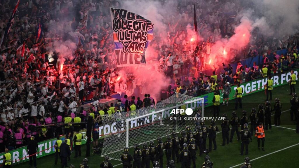Los aficionados del PSG festejan el campeonato de su club tras finalizar el encuentro ante el Inter.