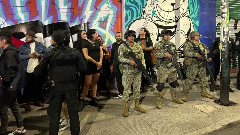 Ayer por la noche, elementos de las fuerzas federales y policías capitalinos participaron en el desalojo del Multiforo Alicia.