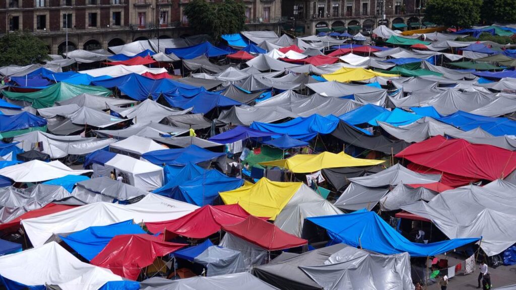 La CNTE mantiene un plantón en la plaza del Zócalo de la Ciudad de México.
