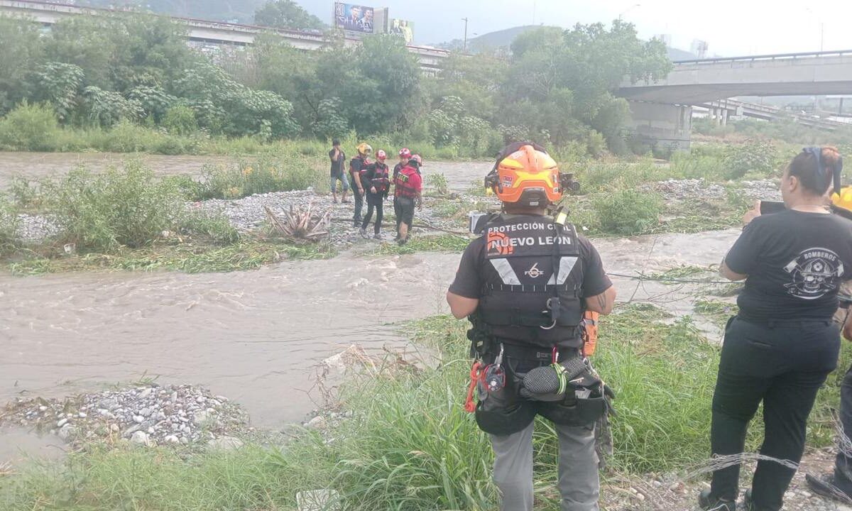 Protección Civil del estado rescataron a 6 personas atrapadas en el río Santa Catarina tras las fuertes lluvias.
