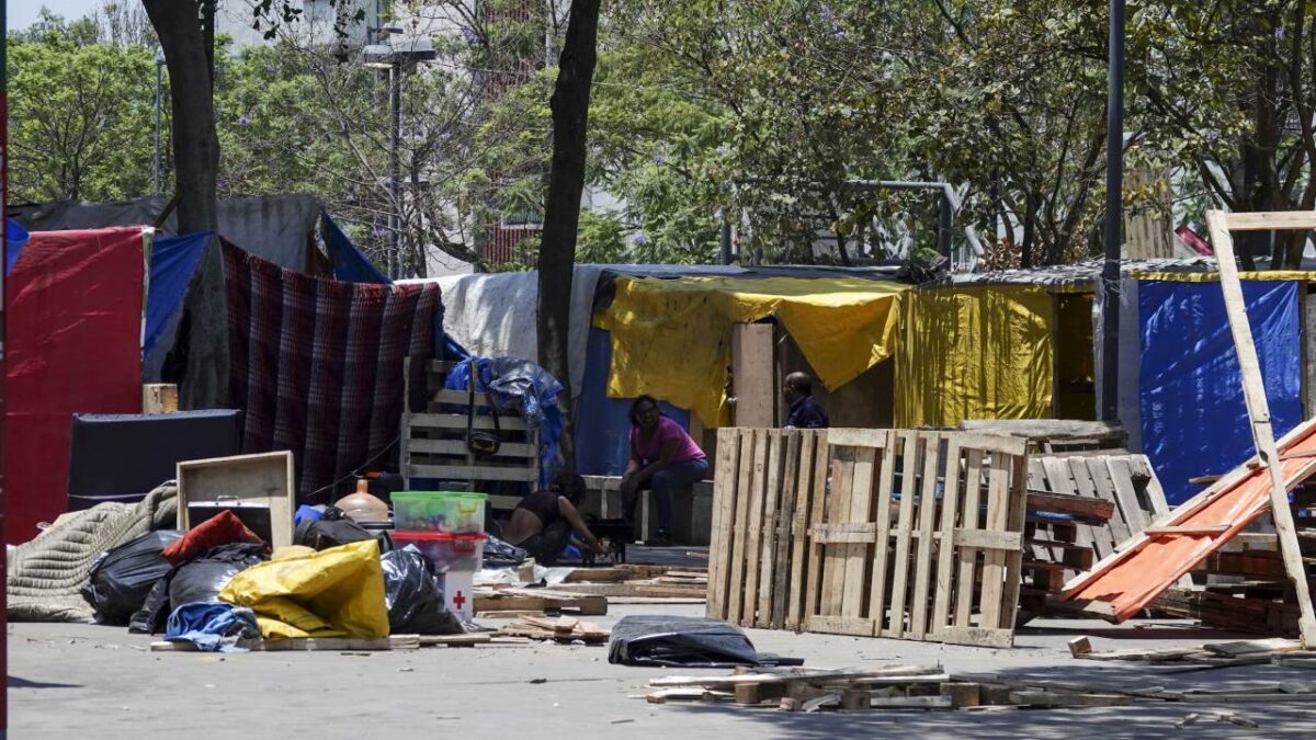 Autoridades capitalinas retiraron el campamento migrante del Parque Guadalupe Victoria.