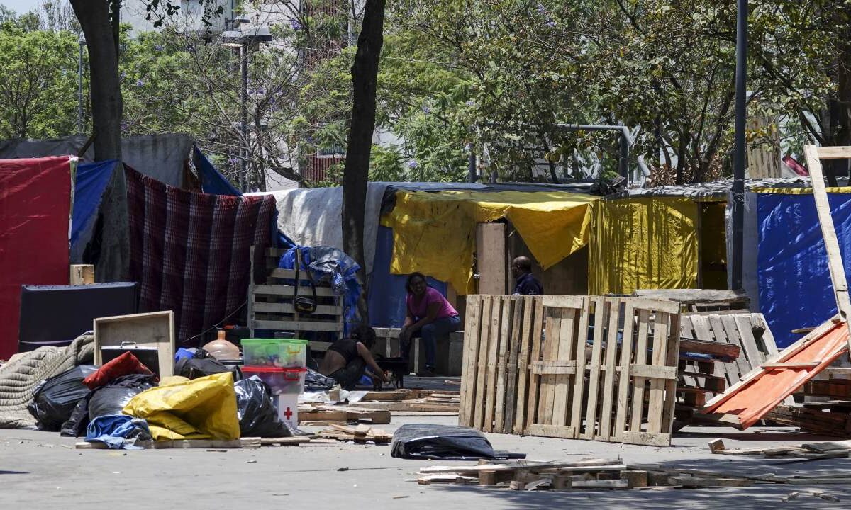 Autoridades capitalinas retiraron el campamento migrante del Parque Guadalupe Victoria.