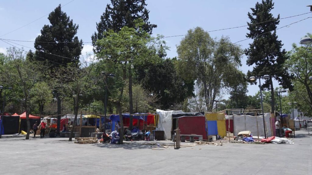 Autoridades capitalinas retiraron el campamento migrante que se encontraba en el Parque Guadalupe Victoria.