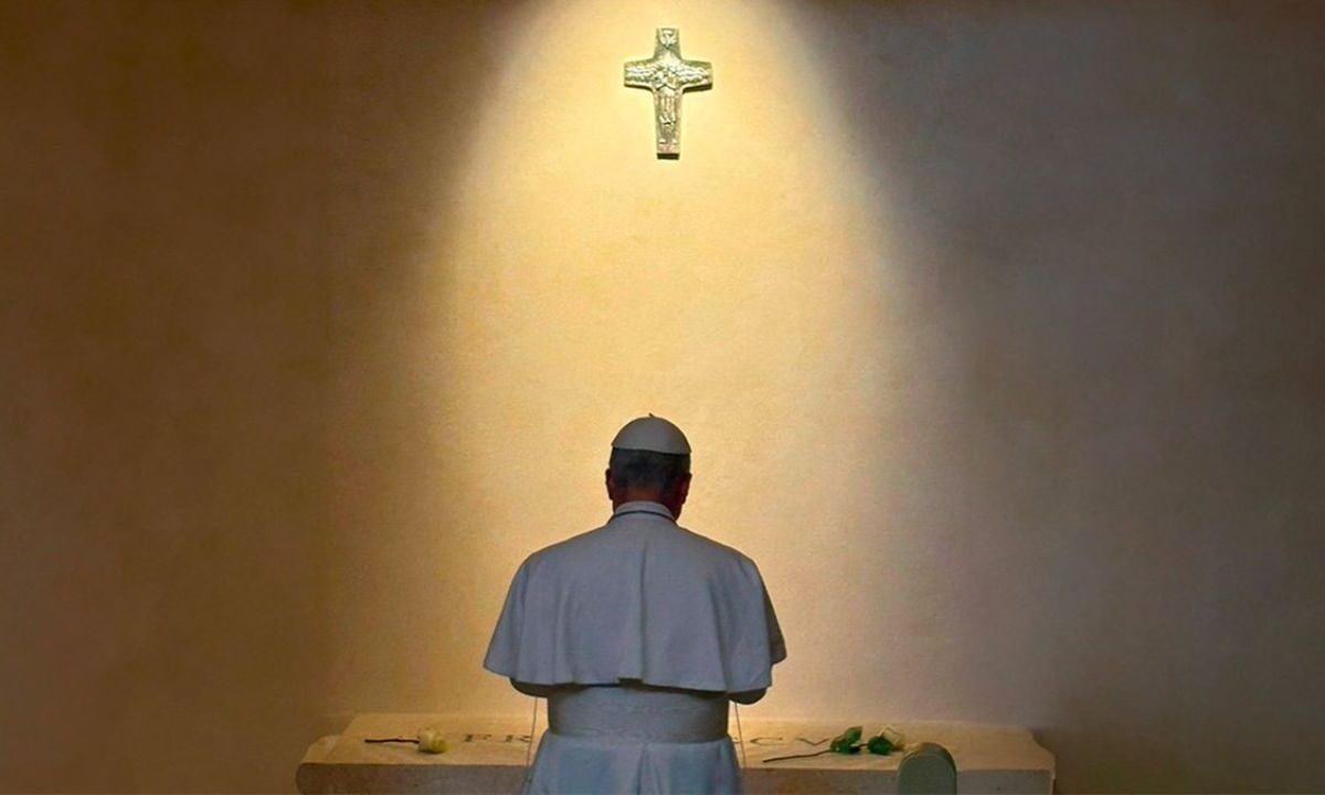 El papa León XIV visitó este sábado la tumba de su antecesor Francisco I en la Basílica de Santa María la Mayor y rezó frente a ella.