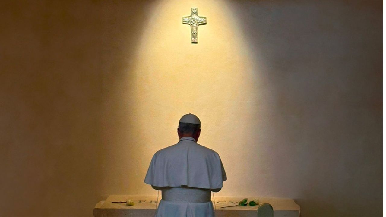 El papa León XIV visitó este sábado la tumba de su antecesor Francisco I en la Basílica de Santa María la Mayor y rezó frente a ella.