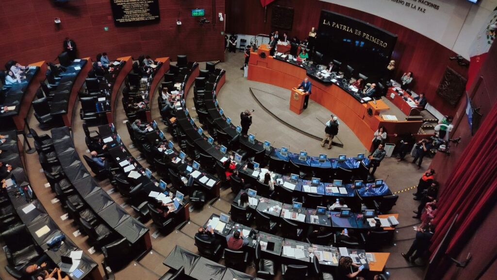 Rinden homenaje a maestros en su día en el Senado