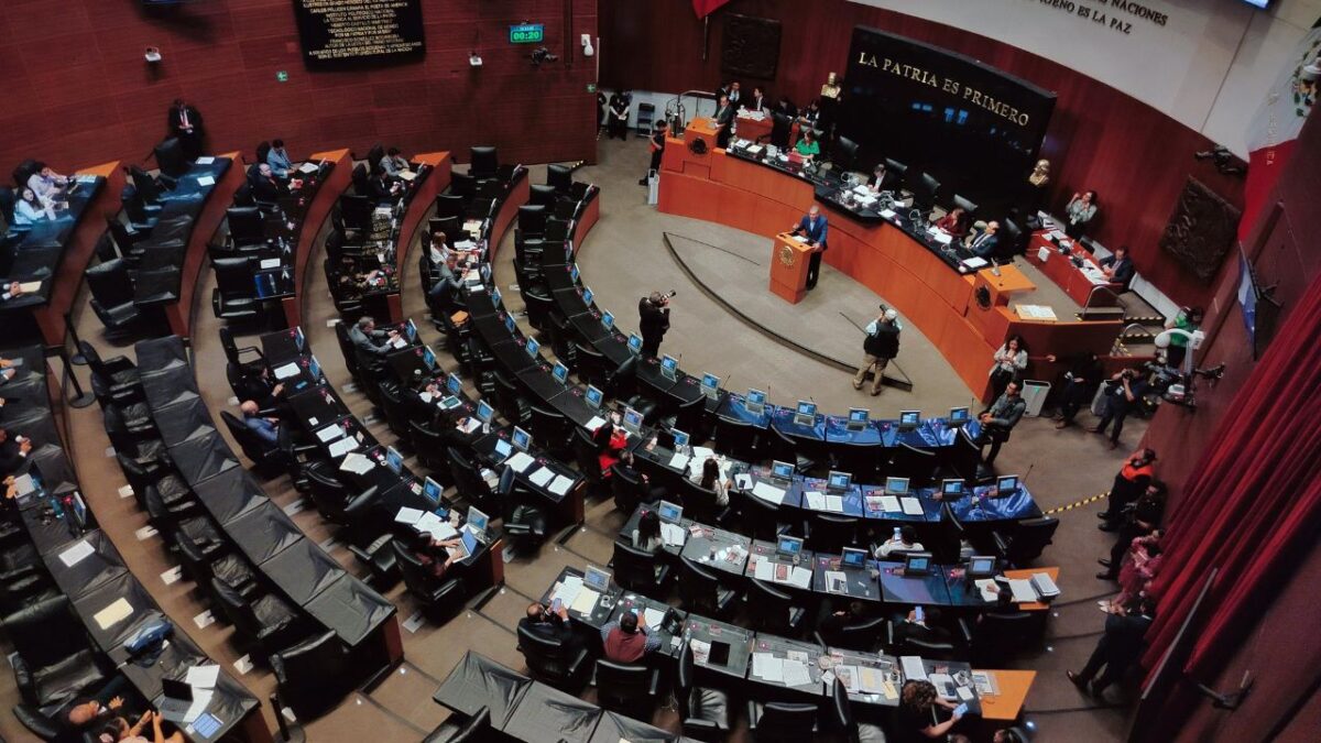Rinden homenaje a maestros en su día en el Senado