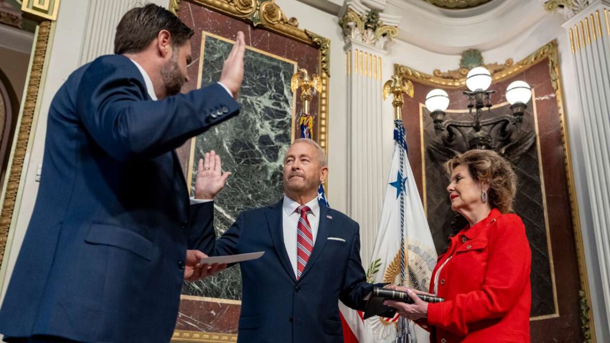 Ronald Johnson protestó como embajador de Estados Unidos en México.